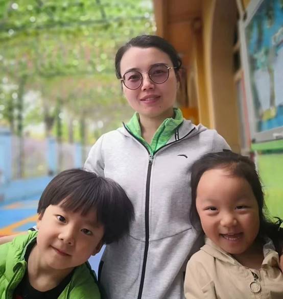 小孩們?cè)谖⑿χ卸瓤尚哦让枋鲆炎詣?dòng)生成